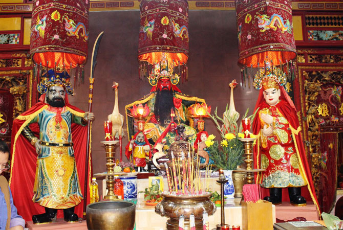 Admire Quan Cong Temple