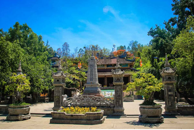 Visit the Buddha in Long Son Pagoda