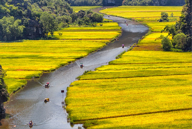 Sail On The Tam Coc River in Trang An Complex