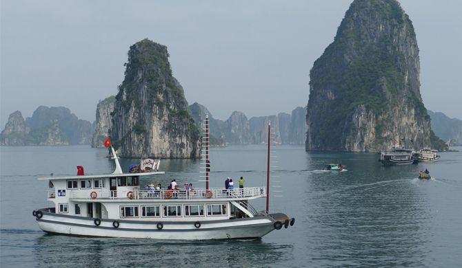Du lịch trong ngày trên vịnh Hạ Long